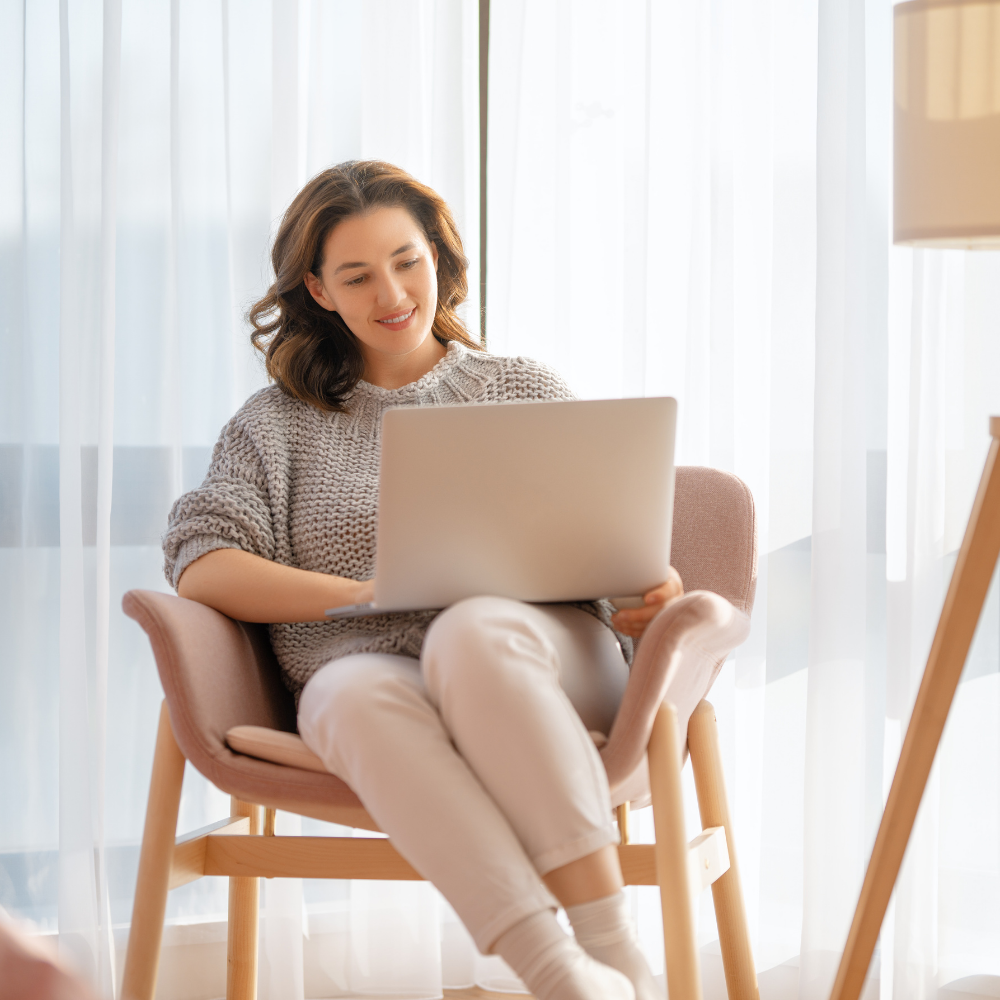 Histamine Intolerance Blog Woman laptop